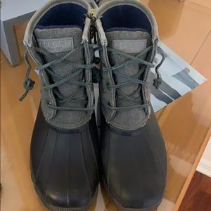 Sperry rain boot. Gray color, pleaded material
